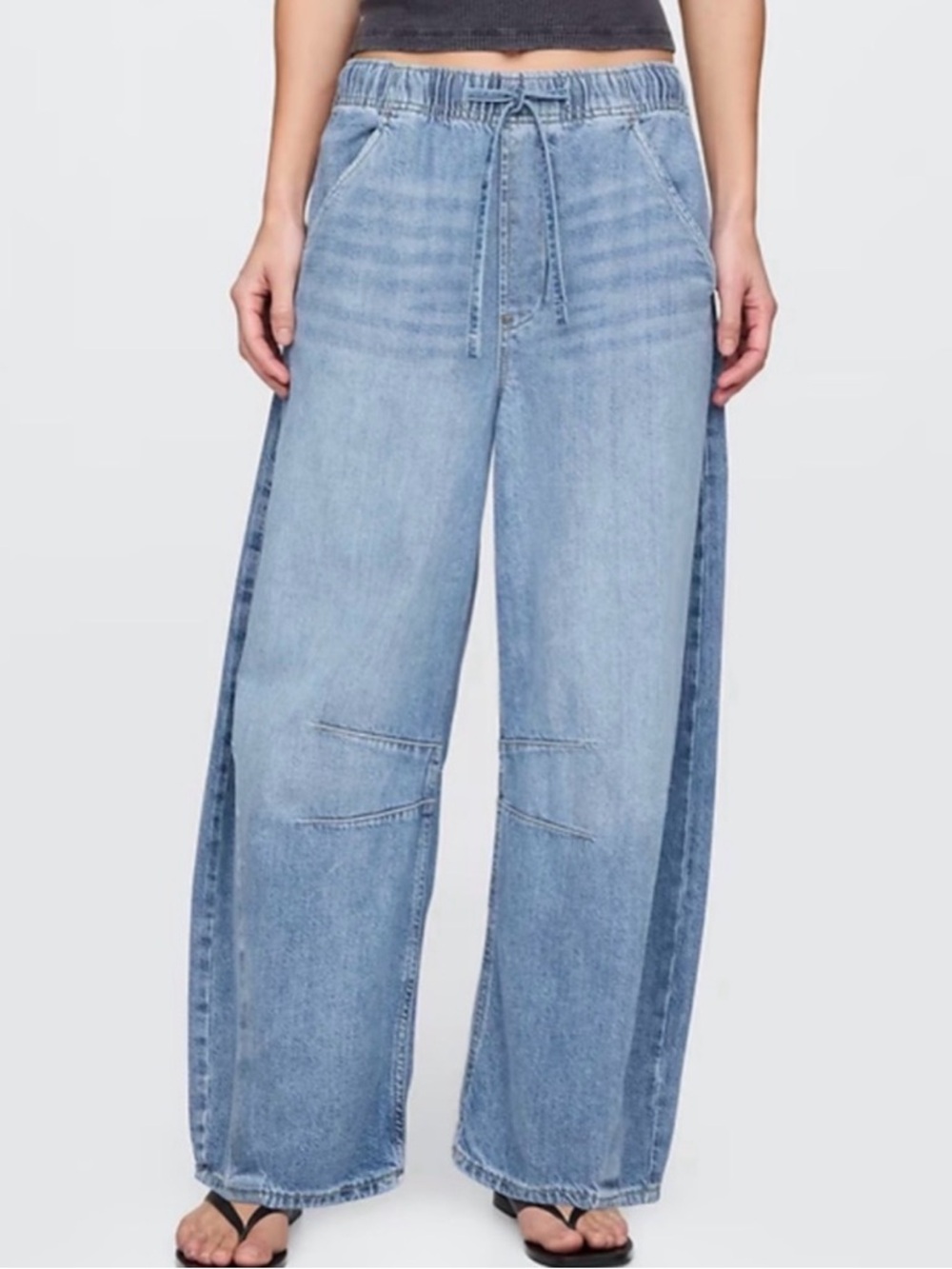 Gap Mid Rise Easy Horseshoe Pull On Barrel Jeans in Light Wash Size S. NWT